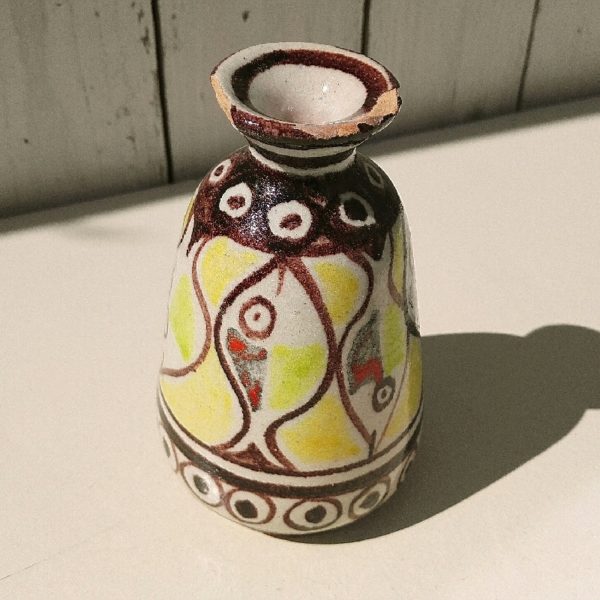 Vase soliflore en céramique à décor de poissons, par Giovanni De Simone. Datant des années 60. Signé sur le dessous. Des éclats au col. Dans son jus. Hauteur : 13 cm