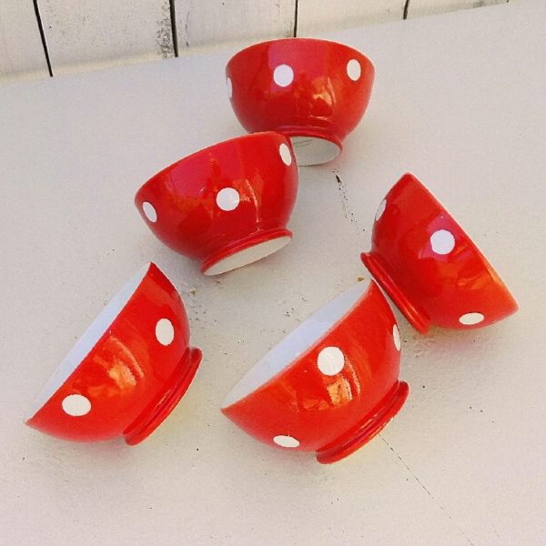 Lot de cinq bols rouges à pois blancs , en porcelaine de Longchamp, datant des années 50-60. Excellent état. Hauteur : 5,5 cm Diamètre : 9,5 cm