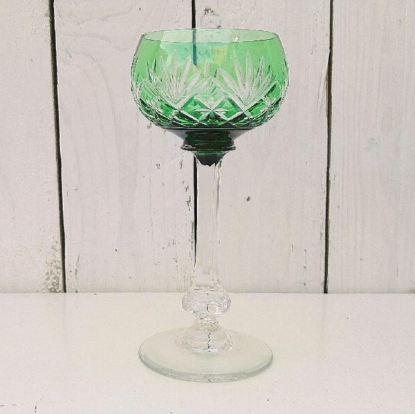 Verre à vin blanc Roemer en cristal vert, Saint Louis, modèle Massenet. Ne possède plus son étiquette d'origine. De très belle qualité et finesse du cristal, sonorité parfaite. Excellent état. Hauteur : 17 cm Diamètre : 7 cm