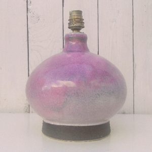 Pied de lampe boule en céramique créé par Eduardo Constantino, dans un dégradé de rose. Signature en creux sous la base. Excellent état. Hauteur avec douille : 23,5 cm