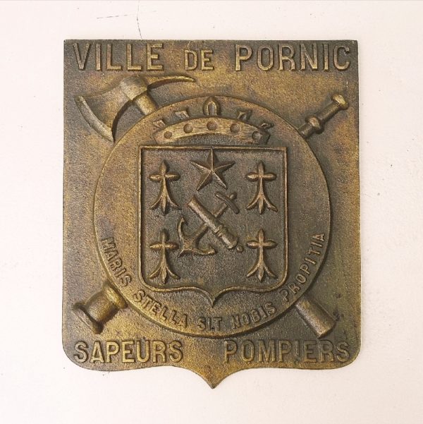 Grande plaque forme écusson pour les Sapeurs Pompier de la ville de Pornic en Loire Atlantique. En fonte patine bronze doré. Très bon état. Dimensions : 26,5 x 22,5 cm