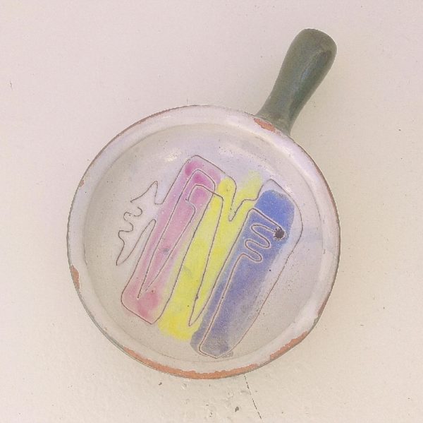 Ancien caquelon en céramique datant des années 50 par Jean Rivier à Vallauris. Décor stylisé et scarifié dans les tons rose,jaune et bleu. Egrenures sur le contour du col et un saut d'émail sur le dessous du rebord. Etat d'usage. Diamètre : 12 cm Hauteur : 3,5 cm
