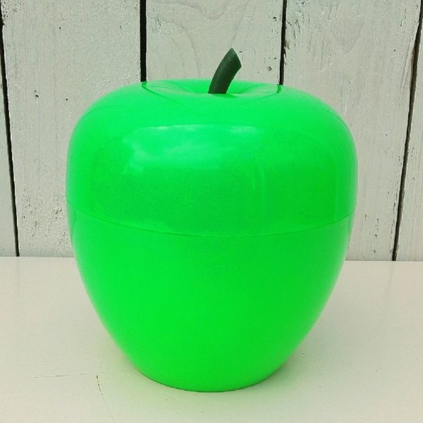 Pomme à glaçons de couleur verte acidulée. Une vraie icône des années 70. Rayures et traces d'usage. Très bon état général. Hauteur avec la queue de la pomme : 17 cm Diamètre : 14,5 cm
