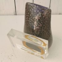 Couple de colombes en céramique sur socle en plexiglas, offert au maire de Valladolid en Espagne. Peut servir de presse papier. Une signature sous les queues des oiseaux. Excellent état. Hauteur : 12 cm Longueur : 14 cm Largeur : 12 cm