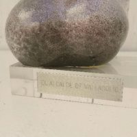 Couple de colombes en céramique sur socle en plexiglas, offert au maire de Valladolid en Espagne. Peut servir de presse papier. Une signature sous les queues des oiseaux. Excellent état. Hauteur : 12 cm Longueur : 14 cm Largeur : 12 cm