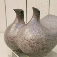 Couple de colombes en céramique sur socle en plexiglas, offert au maire de Valladolid en Espagne. Peut servir de presse papier. Une signature sous les queues des oiseaux. Excellent état. Hauteur : 12 cm Longueur : 14 cm Largeur : 12 cm