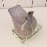Couple de colombes en céramique sur socle en plexiglas, offert au maire de Valladolid en Espagne. Peut servir de presse papier. Une signature sous les queues des oiseaux. Excellent état. Hauteur : 12 cm Longueur : 14 cm Largeur : 12 cm
