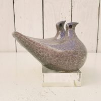 Couple de colombes en céramique sur socle en plexiglas, offert au maire de Valladolid en Espagne. Peut servir de presse papier. Une signature sous les queues des oiseaux. Excellent état. Hauteur : 12 cm Longueur : 14 cm Largeur : 12 cm