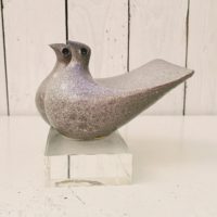 Couple de colombes en céramique sur socle en plexiglas, offert au maire de Valladolid en Espagne. Peut servir de presse papier. Une signature sous les queues des oiseaux. Excellent état. Hauteur : 12 cm Longueur : 14 cm Largeur : 12 cm