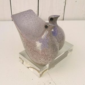 Couple de colombes en céramique sur socle en plexiglas, offert au maire de Valladolid en Espagne. Peut servir de presse papier. Une signature sous les queues des oiseaux. Excellent état. Hauteur : 12 cm Longueur : 14 cm Largeur : 12 cm