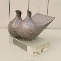 Couple de colombes en céramique sur socle en plexiglas, offert au maire de Valladolid en Espagne. Peut servir de presse papier. Une signature sous les queues des oiseaux. Excellent état. Hauteur : 12 cm Longueur : 14 cm Largeur : 12 cm