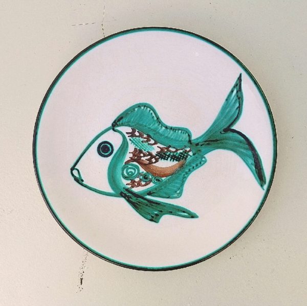 Assiette en céramique de Vallauris, décor de poisson, par Robert Picault. Signature sur le dessous. Très bon état. Diamètre : 24 cm