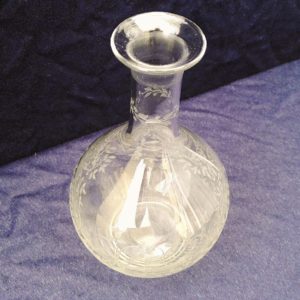 Carafe en verre soufflé  transparent à décor de guirlandes de feuillage et une frise sur le goulot, le tout dégagé à l'acide , datant des années 50. Elle sera d'un plus effet sur votre table. Petite traces de calcaire sur le haut du goulot Très bon état. Hauteur  : 23 cm