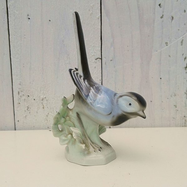 Oiseau décoratif en porcelaine provenant de la Saxe en Allemagne représentant une mésange commune. Un tampon et numéro sur le dessous. Excellent état. Hauteur : 11,5 cm
