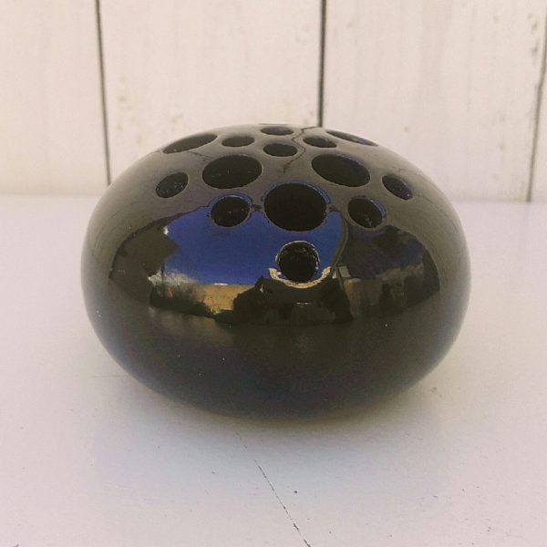 Pique fleur en céramique créé par Paul Badié à la poterie de la Brague, de couleur noire brillante. Plusieurs trous de différentes tailles. Excellent état. Hauteur : ~7,5 cm Diamètre : ~10,5 cm