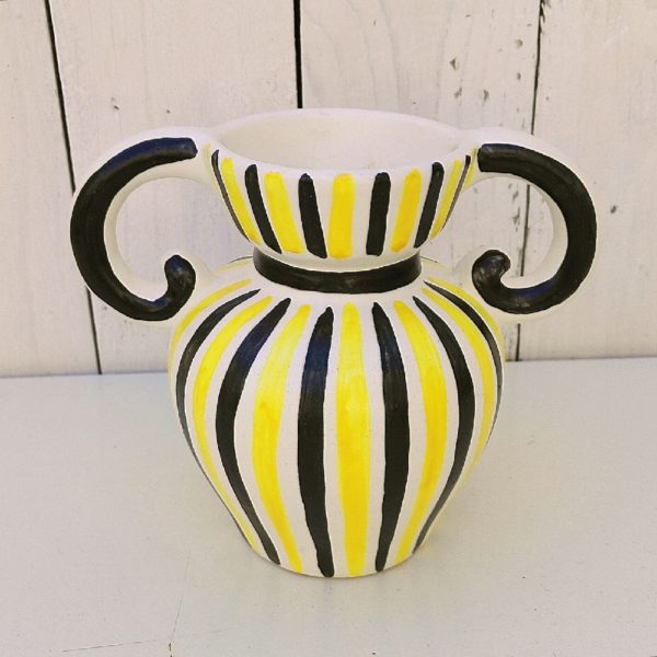   Vase à anse en céramique  par Jean de Lespinasse datant des années 60, Décor de rayures noires, jaunes. Non signé. Excellent état. Hauteur : 14 cm
