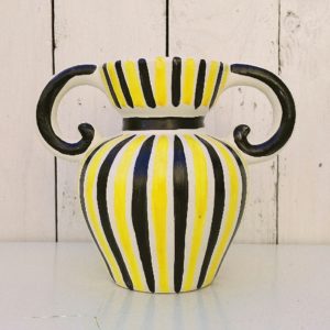   Vase à anse en céramique  par Jean de Lespinasse datant des années 60, Décor de rayures noires, jaunes. Non signé. Excellent état. Hauteur : 14 cm