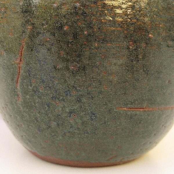 Vase en terre cuite émaillée à la forme ovoïde. Mélange de couleurs bleues, vertes et marrons.  Une signature sur le dessous à identifier. Excellent état. Hauteur : 19 cm