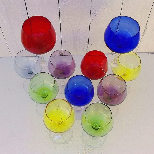 Lot de onze verres à eau colorés forme ballon. Lot comprenant 2 jaunes, 2 verts, 2 rouges,2 bleus, 2 pourpres et un transparent. Parfait une belle table de fête. Excellent état. Hauteur : 16 cm Diamètre : 6,5 cm Capacité : 25 cl