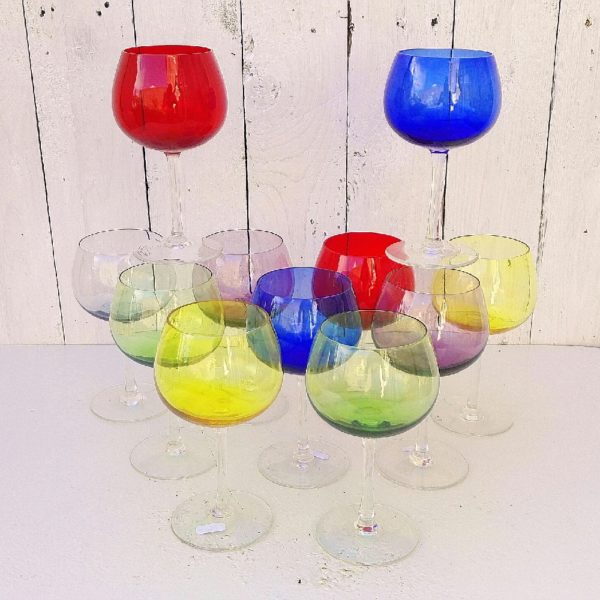 Lot de onze verres à eau colorés forme ballon. Lot comprenant 2 jaunes, 2 verts, 2 rouges,2 bleus, 2 pourpres et un transparent. Parfait une belle table de fête. Excellent état. Hauteur : 16 cm Diamètre : 6,5 cm Capacité : 25 cl