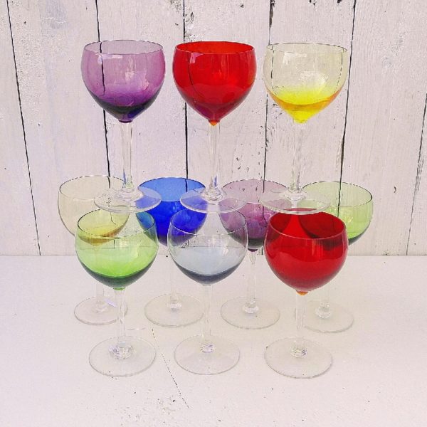 Lot de dix verres à vin colorés forme ballon. Lot comprenant 2 jaunes, 2 verts, 2 rouges,1 bleu, 2 pourpres et un transparent. Parfait une belle table de fête. Excellent état. Hauteur : 14,5 cm Diamètre : 7 cm Capacité : 15 cl