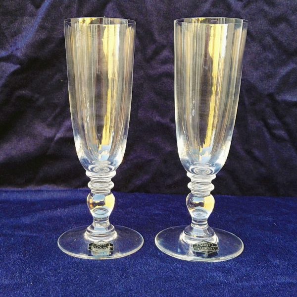 Paire de flûtes à champagne en cristal de Saint louis, modèle Manet. Signature sur le dessous. Excellent état Hauteur : 17,5 cm Diamètre : 5,5 cm
