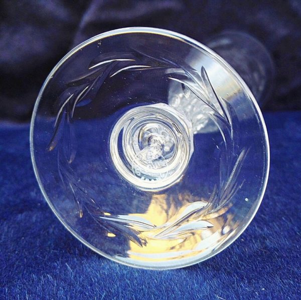 Flûte à champagne en cristal de Saint louis, modèle Virginia. Signature sur le dessous. Excellent état Hauteur : 19 cm Diamètre : 5,5 cm