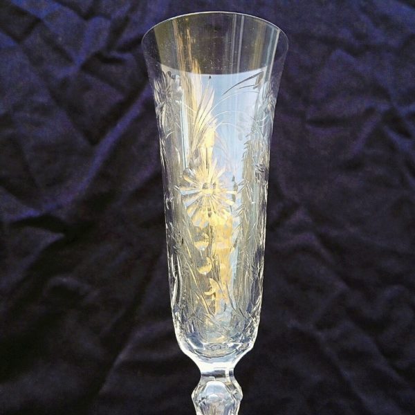 Flûte à champagne en cristal de Saint louis, modèle Virginia. Signature sur le dessous. Excellent état Hauteur : 19 cm Diamètre : 5,5 cm