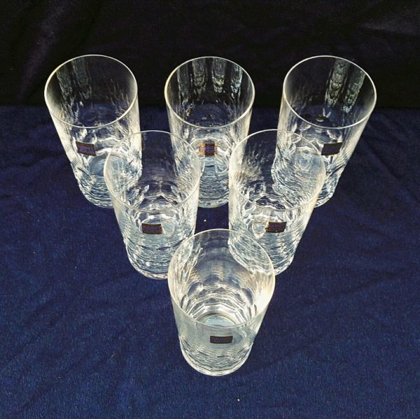 six verres gobelets en cristal de Saint louis, modèle Océan, jambe taillée. Signature sur le dessous. Dans leur boite d'origine. Une rayure sur  une verre Très bon état Hauteur : 14 cm Diamètre : 7 cm