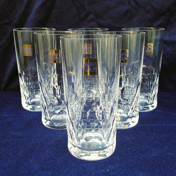 six verres gobelets en cristal de Saint louis, modèle Océan, jambe taillée. Signature sur le dessous. Dans leur boite d'origine. Une rayure sur  une verre Très bon état Hauteur : 14 cm Diamètre : 7 cm