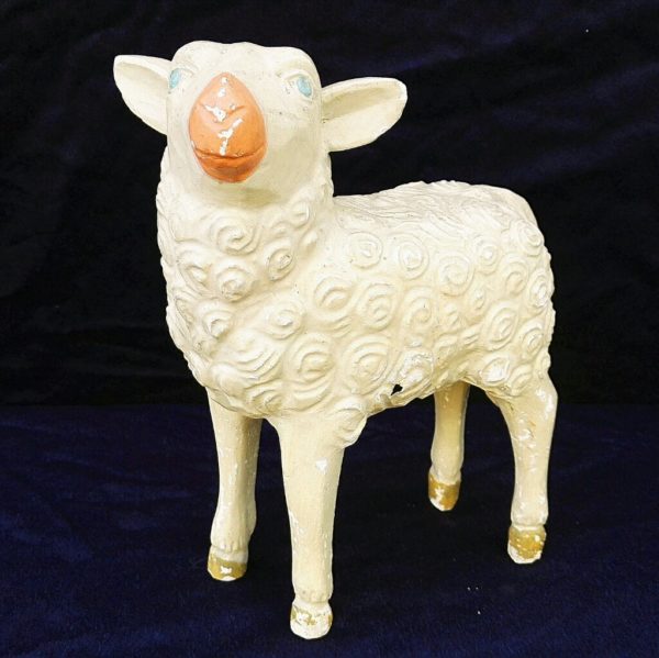 Grand mouton en plâtre polychrome vintage , certainement un ancien santon d'église pouvant aisément décoré une chambre d'enfant. Des petits éclats de plâtre sur le museau, les pattes et le corps. Un petit trou sur la panse. Dans son jus. Hauteur : 25,5 cm Longueur : 20 cm