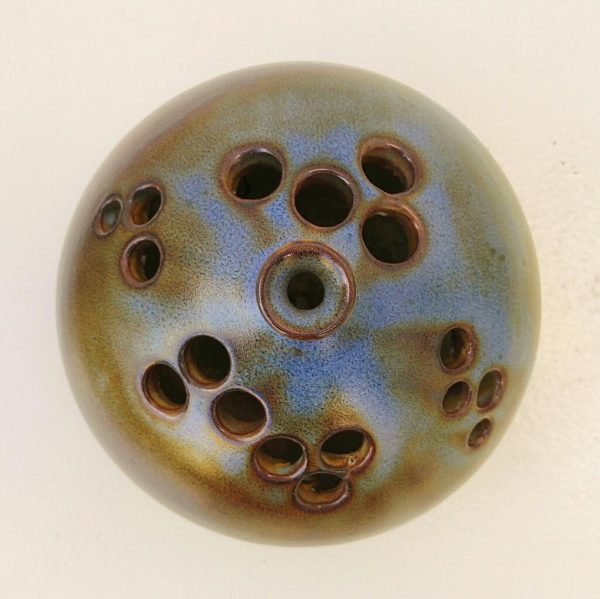 Vase soliflore pique fleur en céramique dans les tons grès et bleus créé par Sassi Milici à Vallauris. Un petit éclat sur le rebord du pied . Très bon état. Hauteur : 12,5 cm Diamètre : ~19 cm