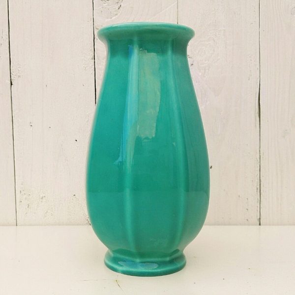 Vase obus à pans coupés par Paul Millet, en céramique de sèvres. De couleur vert turquoise. Un cachet sur le dessous. Excellent état. Hauteur : 20 cm
