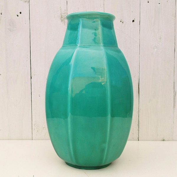 Vase ventru à pans coupés par Paul Millet, en céramique de sèvres. De couleur vert turquoise. Un cachet sur le dessous. Un fèle au col. Bon état général. Hauteur : 32 cm