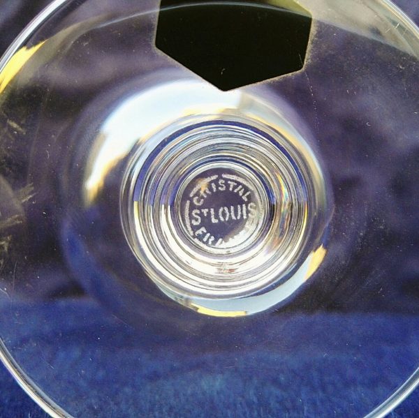 Verre en cristal de Saint louis, modèle Manet filet or. Signature sur le dessous. Excellent état Hauteur : 14,5 cm Diamètre : 7,5  cm