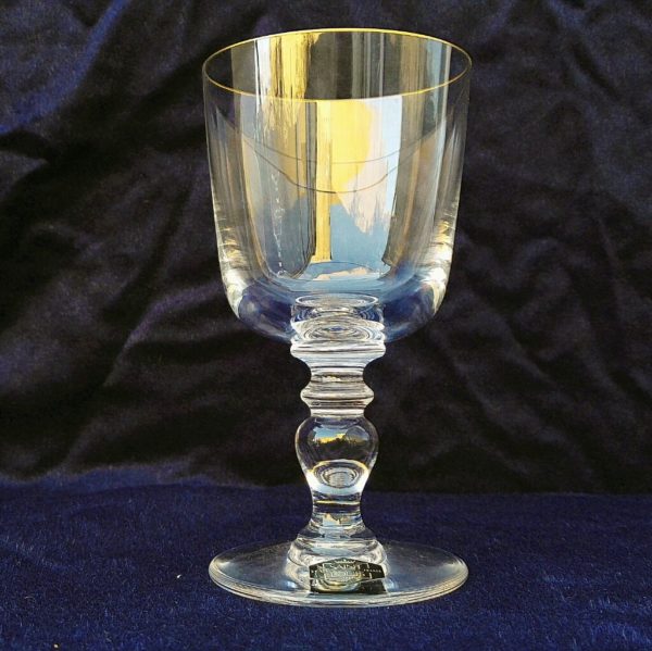 Verre en cristal de Saint louis, modèle Manet filet or. Signature sur le dessous. Excellent état Hauteur : 13,5 cm Diamètre : 7  cm