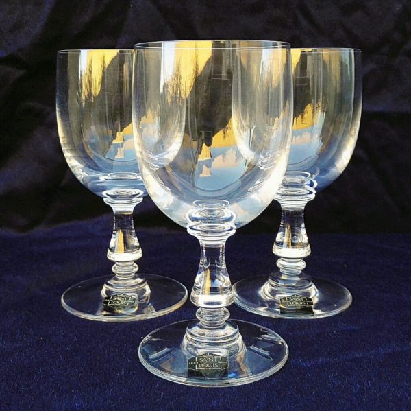 3 verres en cristal de Saint louis, modèle Lucrèce. Signature sur le dessous. Excellent état Hauteur : 15 cm Diamètre : 7,5  cm