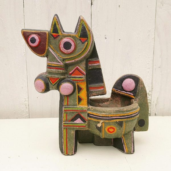 Cheval baguier abstrait en céramique provenant d'Amérique du Sud. Mouvement cubiste. Petites égrenures sur les pointes des oreilles. Bon état général Hauteur : 14,5 cm