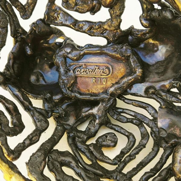 Tortue décorative en bronze doré rehaussée de pierres. Une signature sur le dessous. Travail artisanal. Très bon état. Longueur : 14 cm Largeur : 8 cm Hauteur : ~6,5 cm