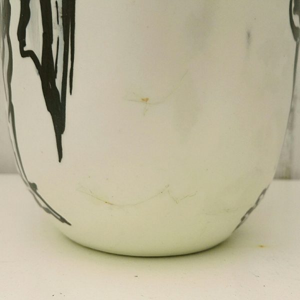 Vase en céramique Cérart à Monaco au décor de coq. Intérieur émaillé turquoise. Petites égrenures sur le col et sur les pointes. Bon état général. Hauteur : 18,5 cm Longueur : 18,5 cm Largeur : 12,5 cm