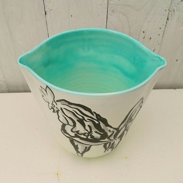 Vase en céramique Cérart à Monaco au décor de coq. Intérieur émaillé turquoise. Petites égrenures sur le col et sur les pointes. Bon état général. Hauteur : 18,5 cm Longueur : 18,5 cm Largeur : 12,5 cm