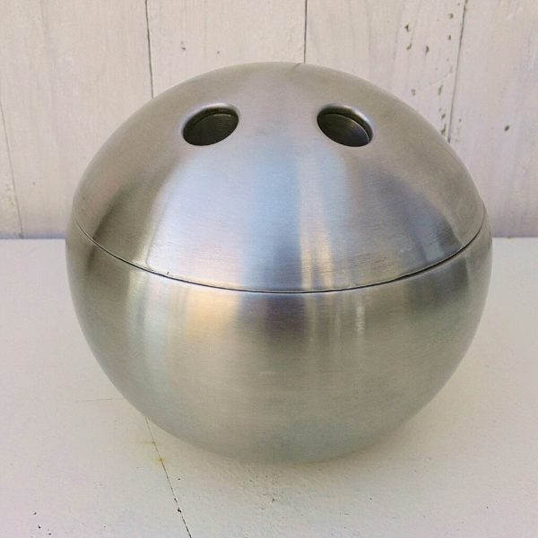 Seau à glaçons à la forme de boule de bowling en inox brossé datant des années 70. Rayures d'usage à l'intérieur et extérieur, un tout petit choc sur l'extérieur à peine visible. Très bon état Hauteur : ~15,5 cm Diamètre : 16,5 cm