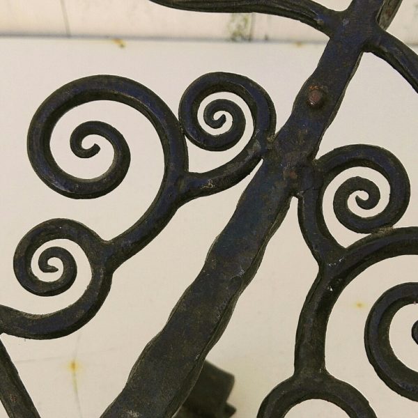 Belle coupe art déco en fer forgé et martelé, datant des année 40. Très beau travail de ferronnerie. Bon état général Hauteur : 14 cm Diamètre : 23 cm