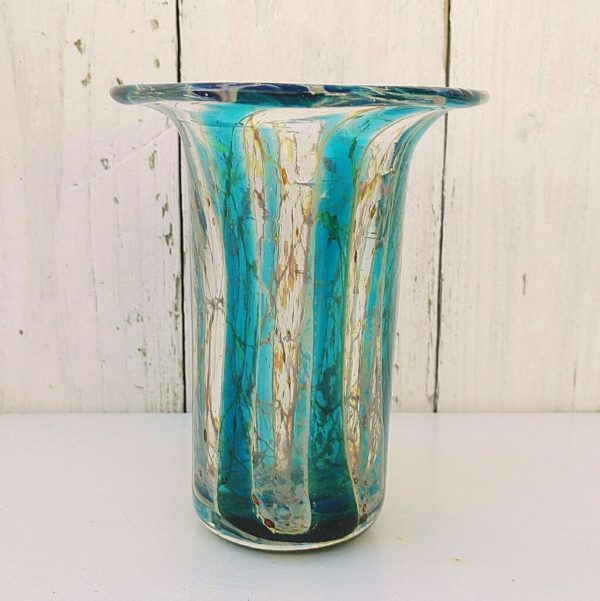Vase en verre épais, multicolore de bleu,doré et transparent. Design scandinave. Excellent état. Hauteur : 12 cm