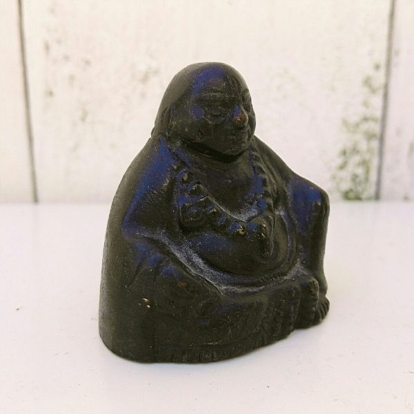 Petite statuette de Boudha en bronze. belle patine. vintage. Bon état général. Hauteur : 4,5 cm