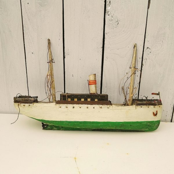 Ancienne maquette d'un paquebot cargo en bois peint à la main. Maquette d'art populaire. A restaurer Dans son jus. Longueur : 37,5 cm Largeur : 5,3  cm