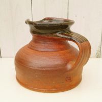 Pichet en  grès pyrité. Datant des années 60, par Janet Stedman et Pierre Digan à La Borne. Excellent état Hauteur : 12,5 cm Diamètre fond : 13,5 cm