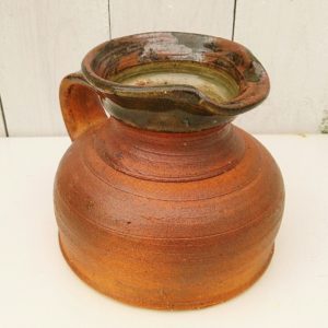 Pichet en  grès pyrité. Datant des années 60, par Janet Stedman et Pierre Digan à La Borne. Excellent état Hauteur : 12,5 cm Diamètre fond : 13,5 cm