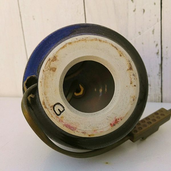 Pied de lampe boule en céramique créé par Eduardo Constantino, dans les tons bleus-violet Signature en creux sous la base. Excellent état. Hauteur avec douille : 19 cm