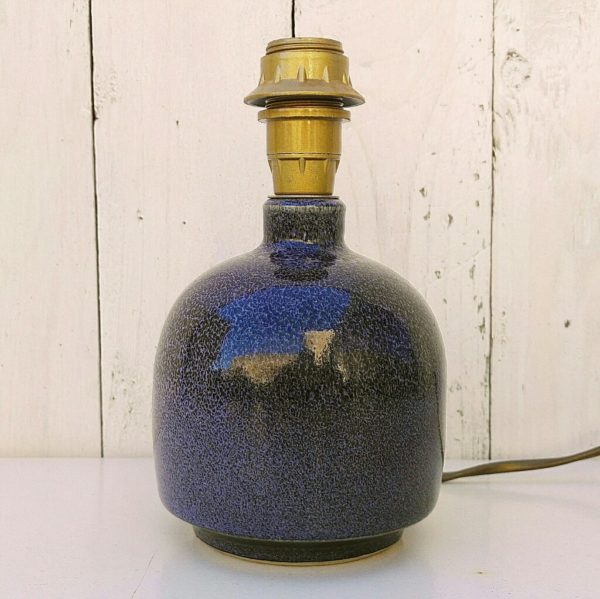 Pied de lampe boule en céramique créé par Eduardo Constantino, dans les tons bleus-violet Signature en creux sous la base. Excellent état. Hauteur avec douille : 19 cm